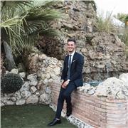 Profesor de Educación Primaria apto para todos los niveles, entusiasta de la docencia, tecnología y el deporte.